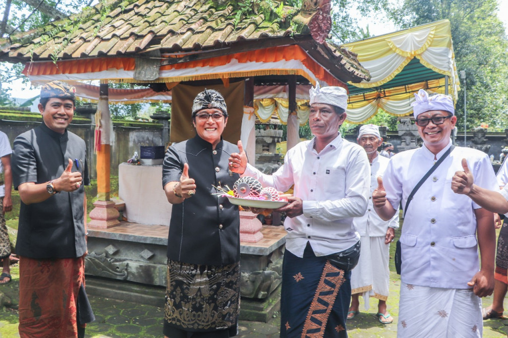 Bupati Giri Prasta Serahkan Bantuan Gamelan Angklung di Banjar Dinas Bonagung Busungbiu